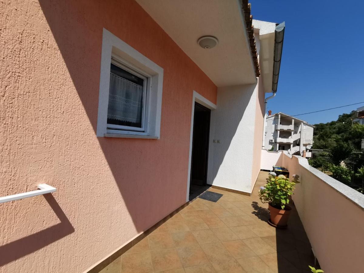 Apartment Martina Banjol Екстер'єр фото