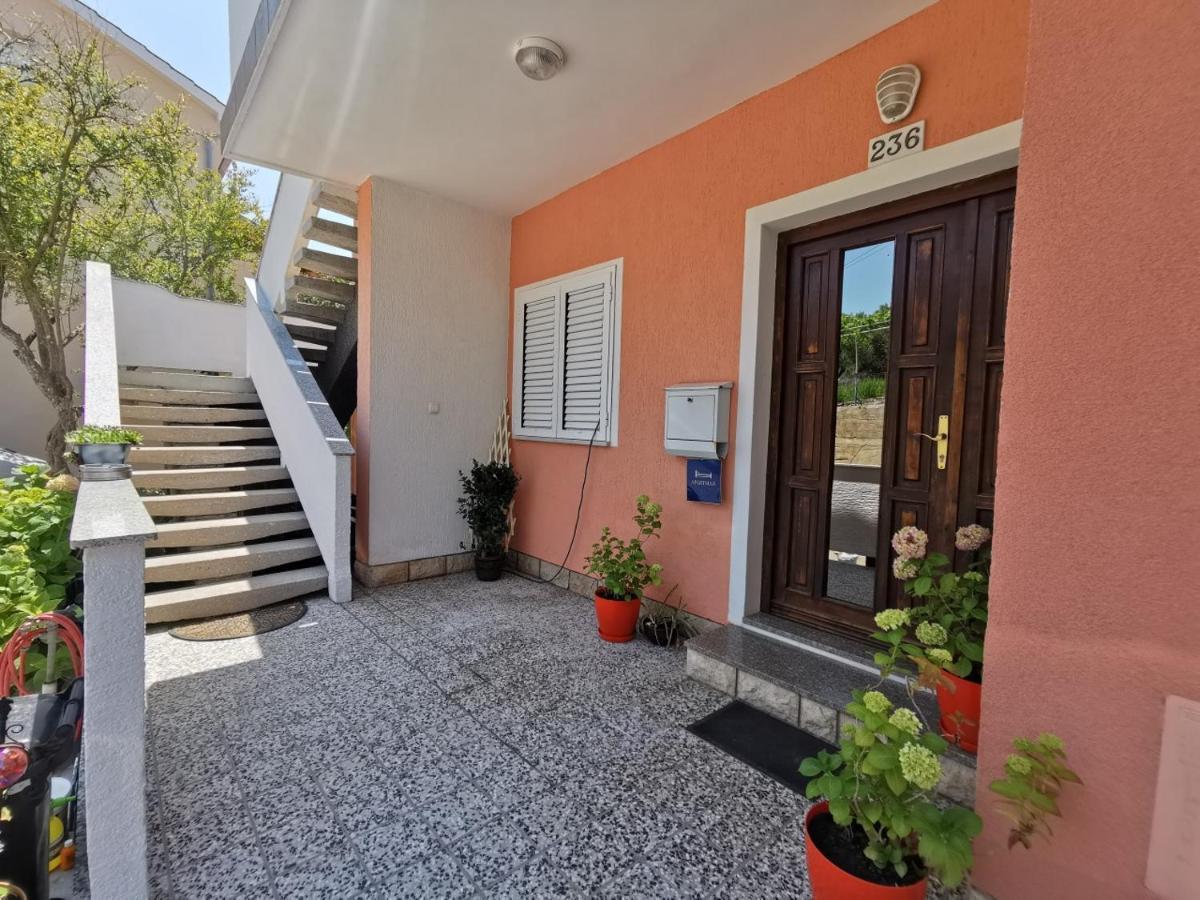 Apartment Martina Banjol Екстер'єр фото