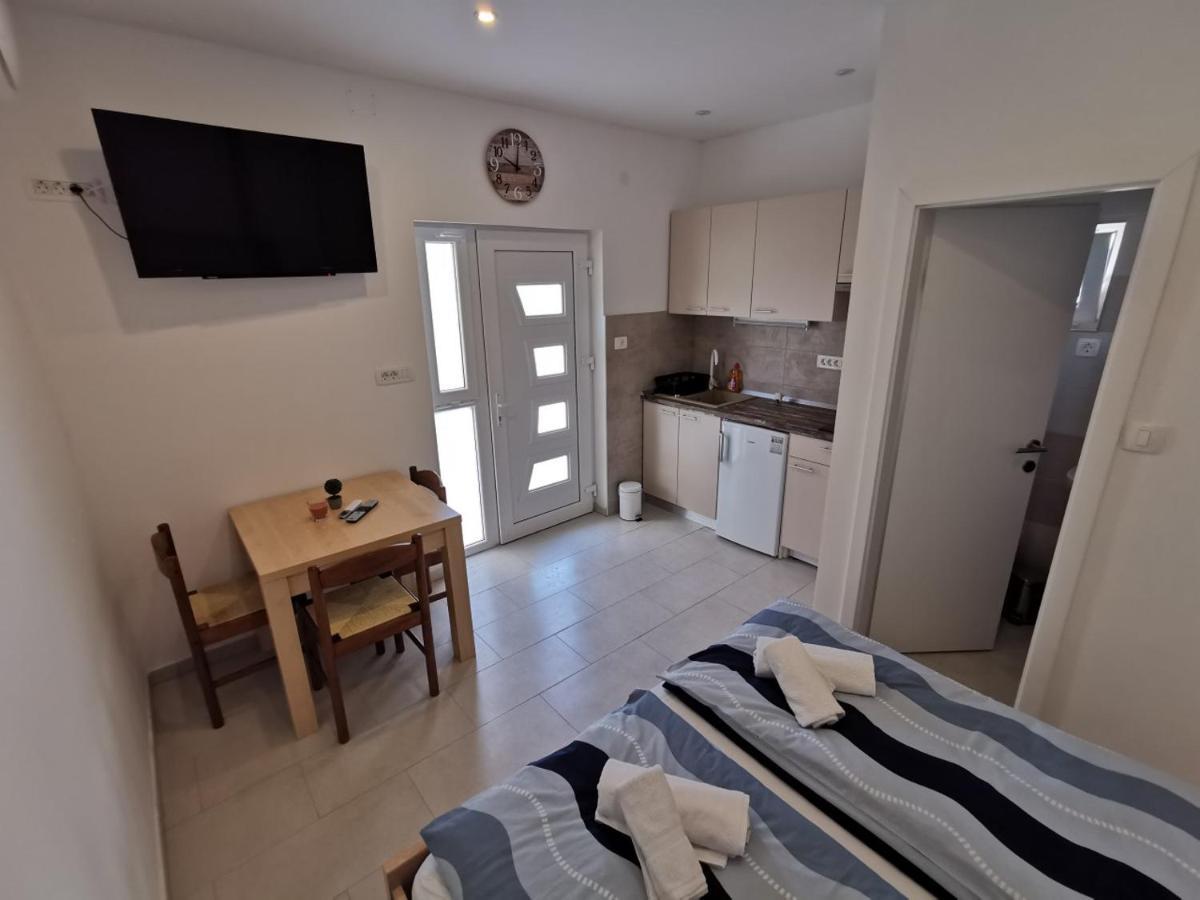 Apartment Martina Banjol Екстер'єр фото