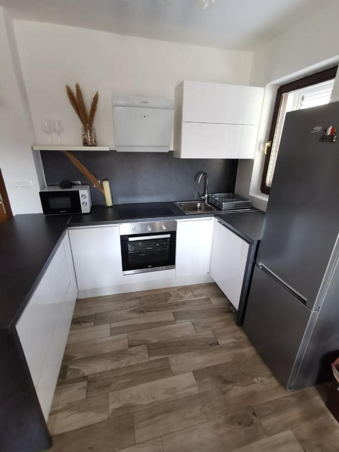 Apartment Martina Banjol Екстер'єр фото