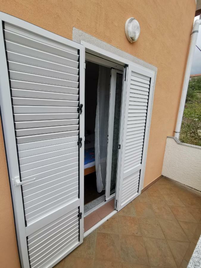 Apartment Martina Banjol Екстер'єр фото